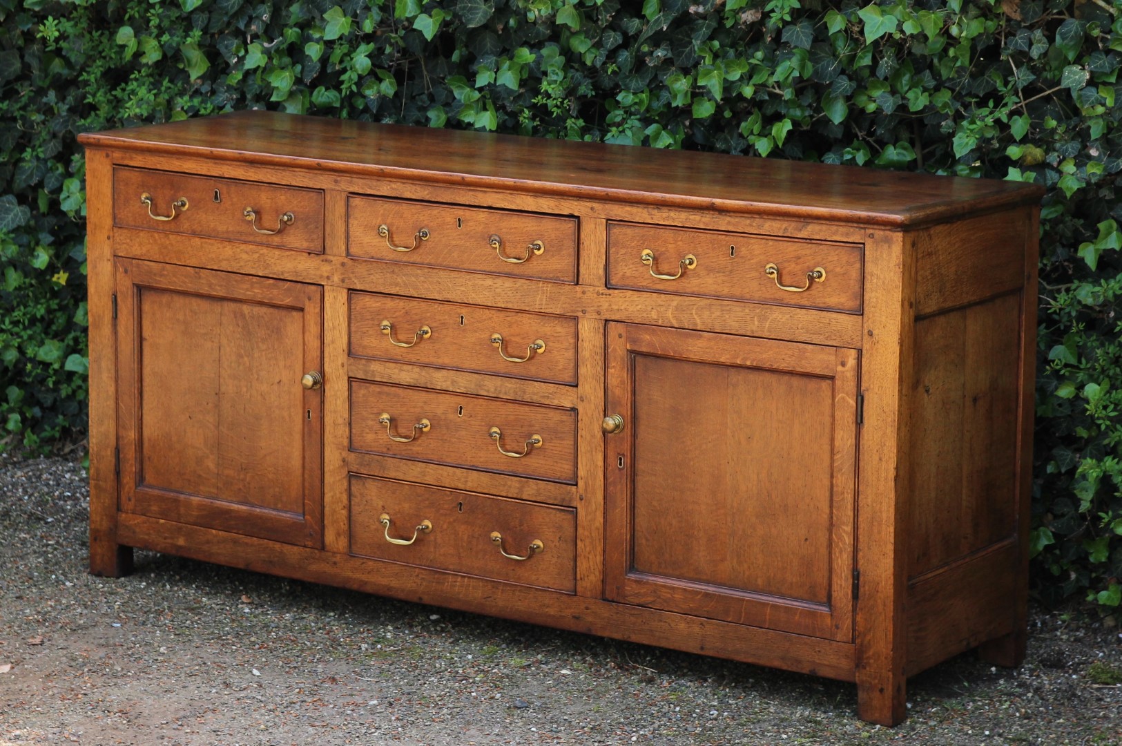antikes-englisches-sideboard